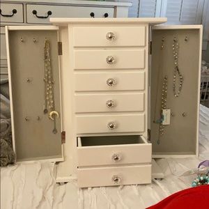 Jewelry vanity